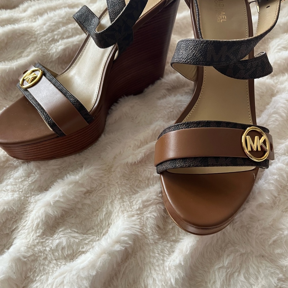New  Michael Kors  Signature  Tan and Black Wedge Sandals Sz 8.5